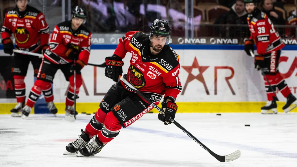 Niklas Olausson var lyrisk över att få dra på sig Luleå Hockeytröjan och skrina ut genom björngapet igen. "Det var magiskt, rysningar och gåshud hela den tiden innan nedsläpp".