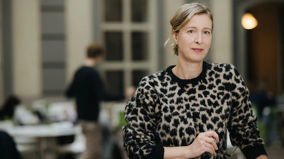 ”En investering i en grön fond har inte har samma tydliga effekt som att ge pengar till WWF eller sluta äta rött kött. Påverkan är snarare indirekt – genom att bankerna får signalen att kunderna inte vill investera i fossilt”, säger Emma Sjöström, forskare i ekonomi vid Handelshögskolan. 