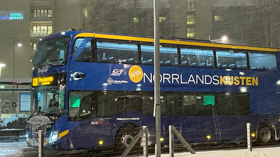 Förseningen kom av att bussen från Skellefteå var försenad i omkring en timme och 40 minuter till Umeå.