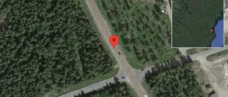 En personbil och en lastbil stillastående på E4 - ett körtfält blockerat