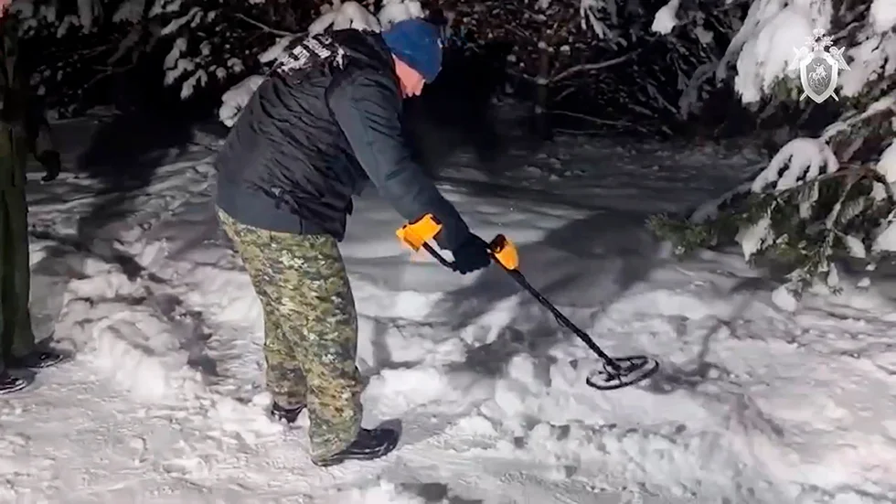 Rysk polis genomsöker parken i Odintsovodistriktet, sydväst om Moskva, där den proryske ukrainske politikern Illja
