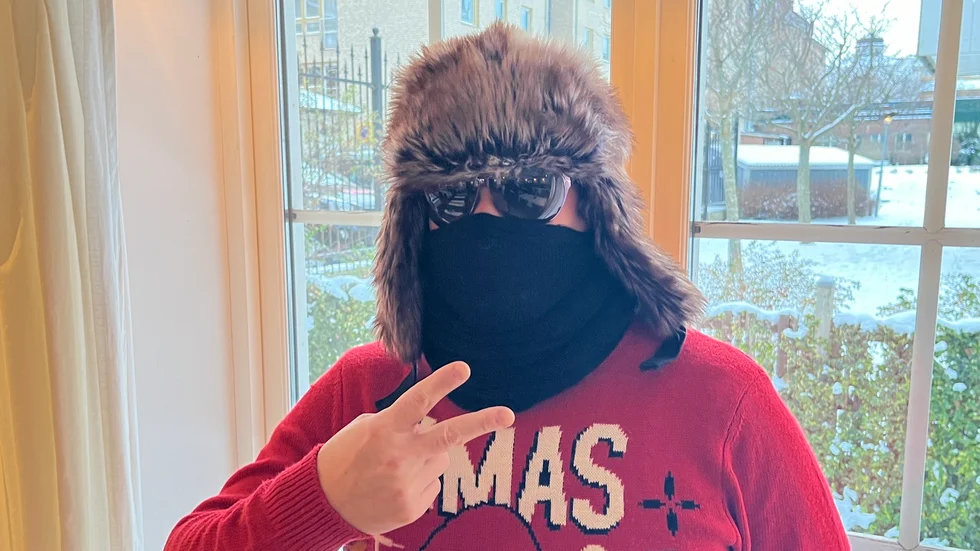 Mannen bakom pälsmössan är arrangör och heter Anders Malmros. Han vill inte svara på frågor om hur många biljetter som sålts till Peking Summer Party.