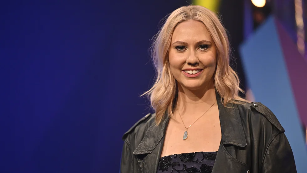 Clara Klingenström med låten Aldrig mer då artisterna till Melodifestivalen 2024 presenteras på SVT.