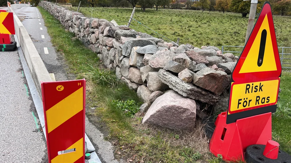 En stenmur i Borensberg har skapat stora meningsskiljaktigheter bland inblandade parter.