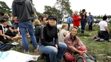 Agerade. Monika Jonsson och Karin Persson från Västergarn har med sorg och vanmakt följt nyhetsrapporteringen från Ojnare. I går valde de att ansluta sig till demonstranterna.Foto: Rolf Jönsson
