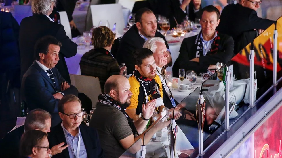 Jakob Porser (gul ärmar på tröjan) har tillsammans med Markus "Notch" Persson (strax framför Porser på bilden) startat ett flygbolag.