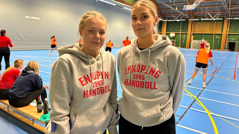 Elsa Wiklund och Lovisa Skagerlind, en på väg att knäopereras och en som just har gjort det.