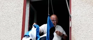 Hissar flaggan för estländsk frihet