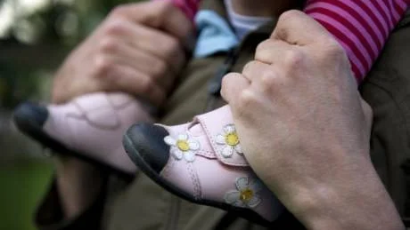 STOCKHOLM 20100907 : 
Pappaledig. En pappa bär sitt barn på axlarna. 
Foto: Jessica Gow / SCANPIX / Kod 10170