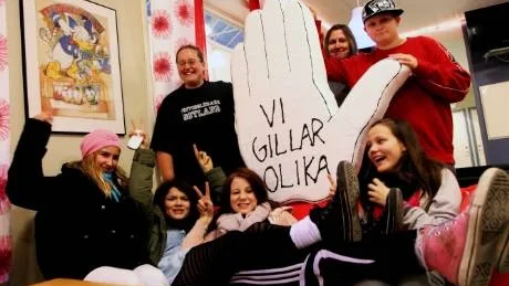 Integrationspris. Fritidsgården Pumas arbete för allas lika värde prisas nu av Global Gotland. Ledaren Sandra Othberg (till vänster om handen) firade med ungdomarna i går. foto: henrik radhe