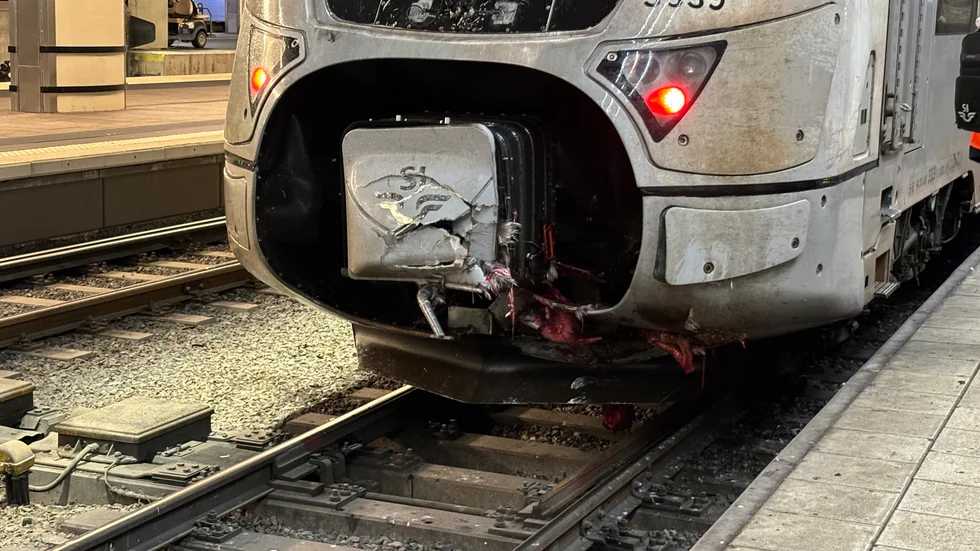 Tåget på Enköpings tågstation efter krocken. 