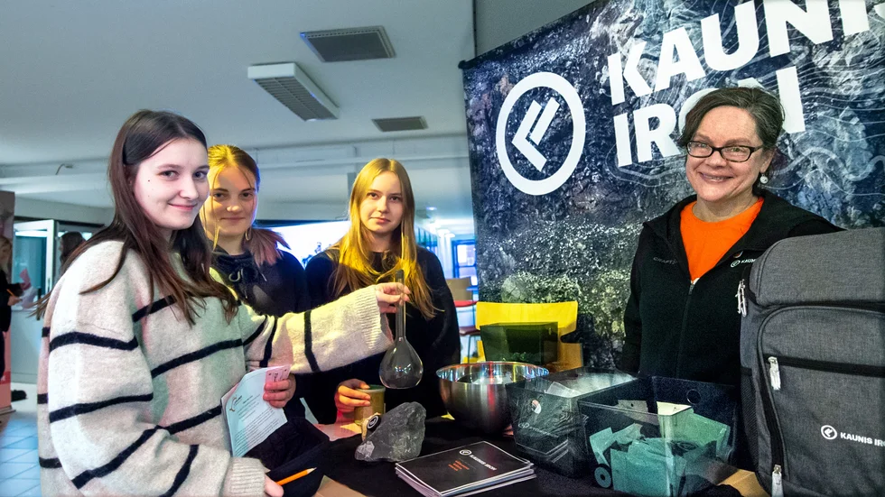 Pajalatjejerna Joanna Wahlberg,13, Signe Törnqvist, 14 och Nelya Sundqvist, 14, var några av de som stannade hos Lisa Allan i gruvföretaget Kaunis Irons monter.