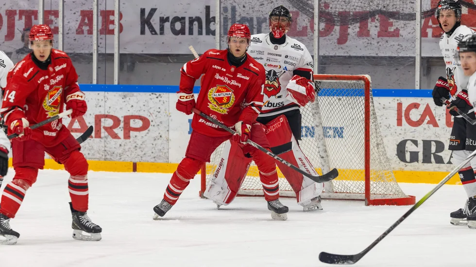 Almtunas Oscar Pentler framför Nybros målvakt Tex Williamsson. Almtuna misslyckades för andra matchen i rad att spräcka motståndarmålvaktens målnolla.
