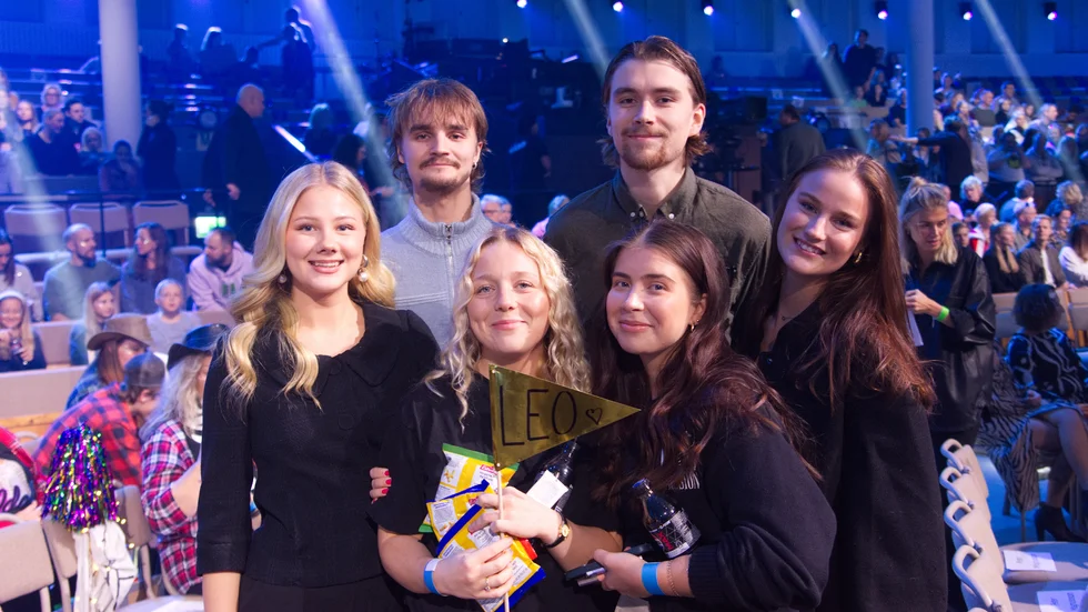 
Samuel Larsson och Simon Kenttälä. Julia Fellenius, Agnes Heimdahl, Linn Larsson, Ylva Rönnbäck hejar på Leo Tekiel i "Idol".