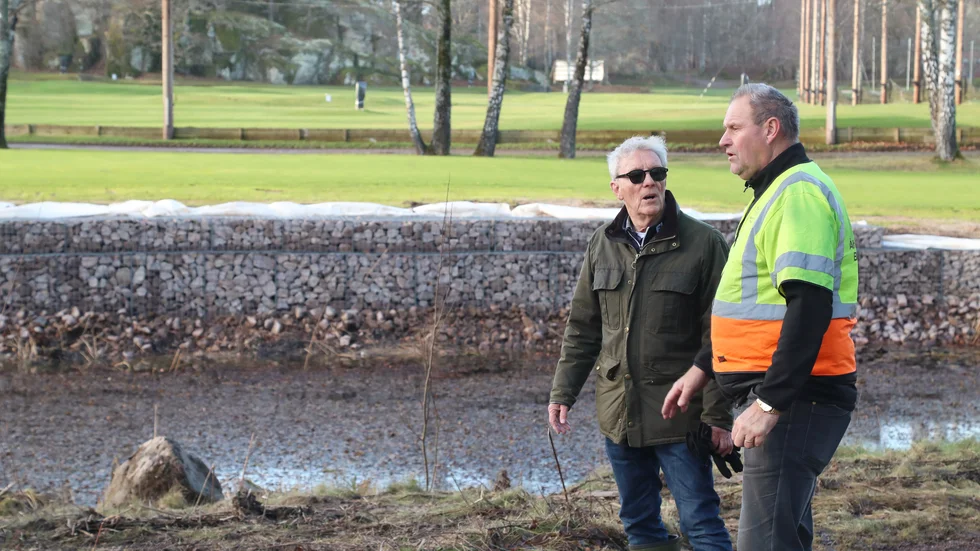 Gert Lövgren och Mjölbys förre ordförande Björn Kindgren diskuterar den nya ombyggda dammen vid tians green. Här kommer det förhoppningsvis bli ännu fler större vattensalamandrar redan till våren.