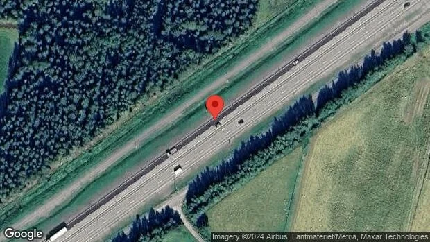 Personbil stillastående på E4 – ett körfält blockerat