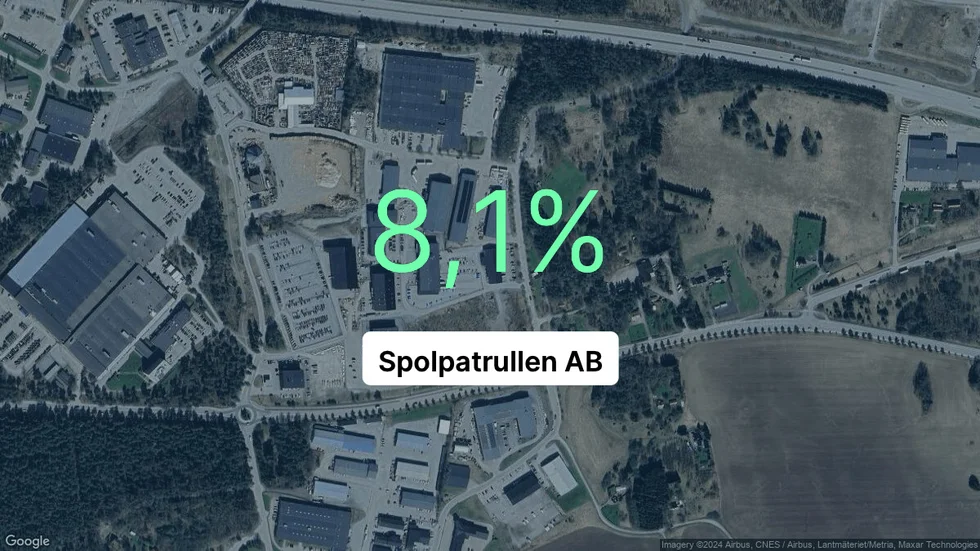 Illustrationen visar rörelsemarginalen för Spolpatrullen för det senaste året. Bakgrunden är en satellitbild över företagets adress.