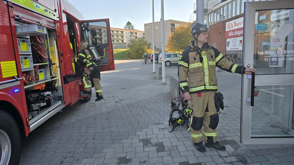 Räddningstjänsten kontrollerar röklukt vid vårdcentralen i Vilbergen.