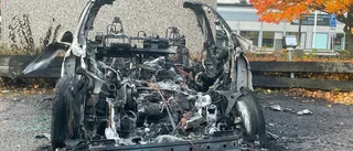 Bil totalförstörd efter nattens brand