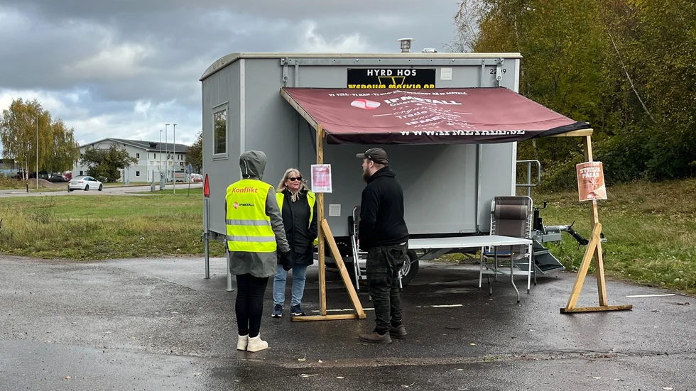 En del stannar till och pratar med strejkvakterna.