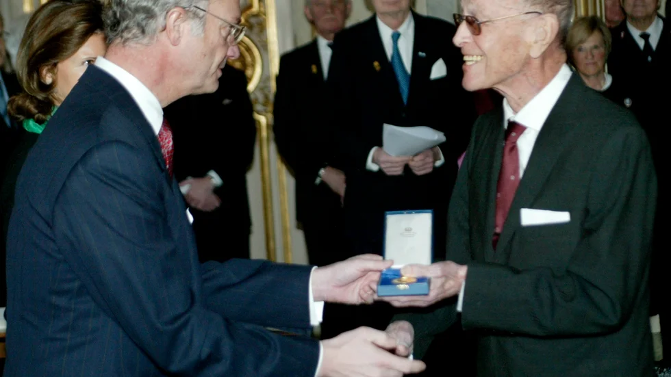 
Konungens medalj 12e storleken i högblått band utdelas till direktör Harry Schein. 
I dagarna hade Harry Schein fyllt 100 år.