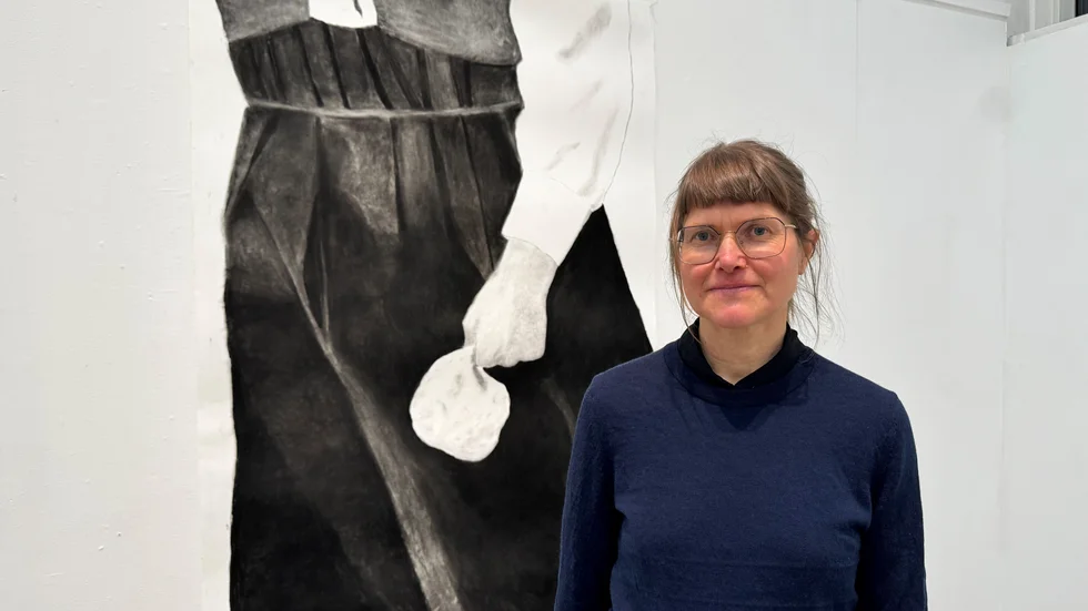 Konstnären Karin Nordgren framför verket Svart från sin utställning En ordning, som nu vistas på Galleri Y.