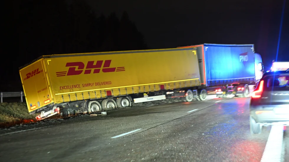 En lastbilsolycka som inträffade under natten har orsakat stora trafikstörningar i morgontrafiken. 
