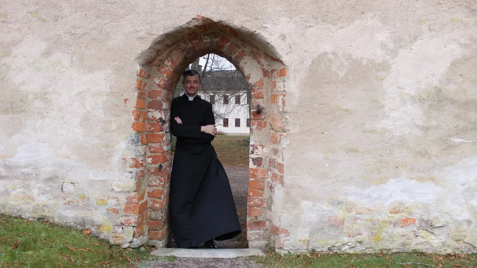 Efter 20 år i Gävle har Daniel Andrén flyttat till platsen han drömt om sedan han var i tonåren, Vadstena. "Jag måste nästan nypa mig för att förstå att det är sant", säger han om att bli kyrkoherde med Klosterkyrkan som arbetsplats.