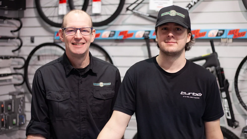 Janne och Simon på Jannes Cykel har tillsammans närmare 45 års erfarenhet från cykelbranschen.