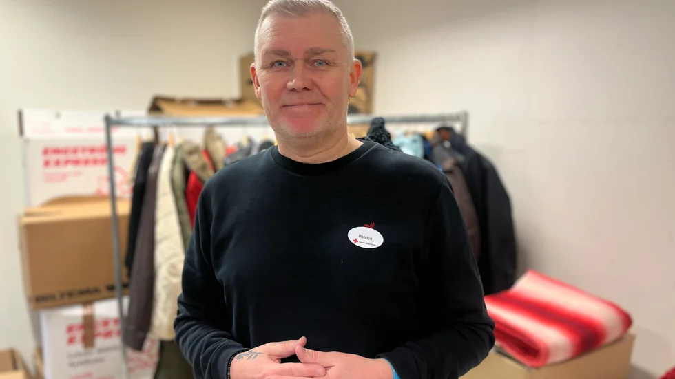 Patrick Uusitalo är butikschef på Röda korset i Luleå. "60 procent av det vi får in kan vi sälja vidare", säger han.