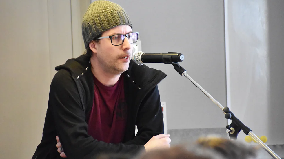 Simon Morén argumenterade för att kommunen ska tillhandahålla arbetskläder till personalen som jobbar inom förskolan.