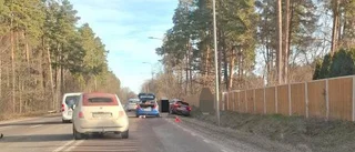 Långa köer efter trafikolycka med tre bilar