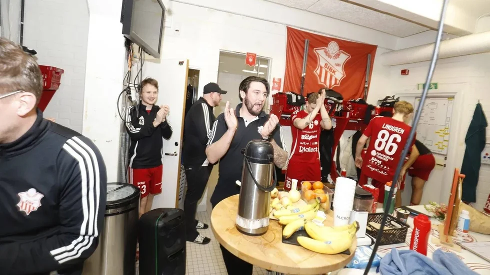 Strängnäs IBK firar kvalplatsen till SSL.
