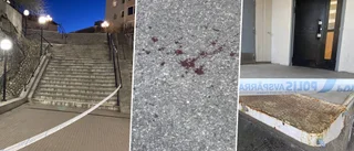 Spåren efter knivattacken: Blodpölar på marken