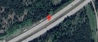Stillastående personbil ger stopp i ett körfält på E4