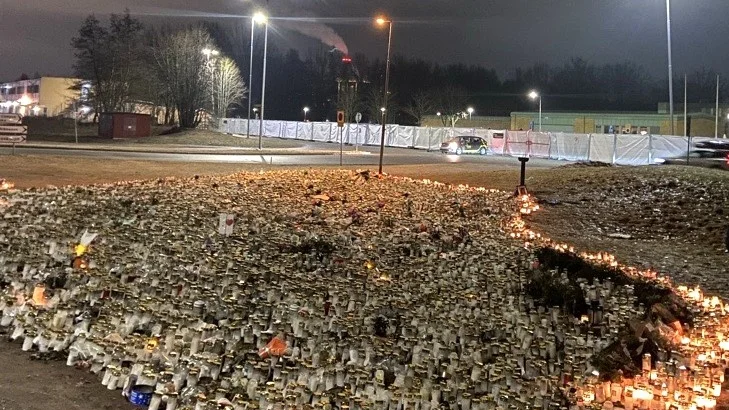 Minnesplatsen vid Campus Risbergska i Örebro efter den värsta masskjutningen i svensk historia.