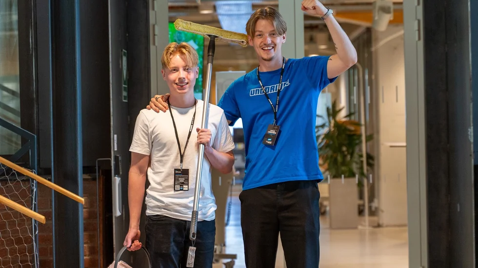 Lucas Lindström är projektledare för ungdomarna från Trosa och Gnesta. Här tillsammans med Leo Biteus som drog in 80 000 kronor på fönsterputsning på en sommar. "Så vi hoppas på minst två fönsterputsare i år", skrattar Lucas.