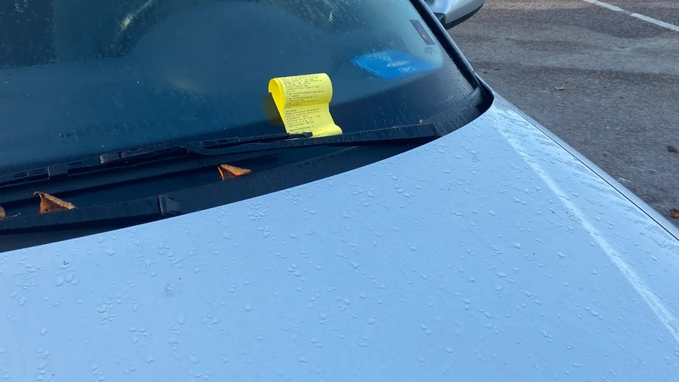 En kursledare i Strängnäs efterlyser fler parkeringsmöjligheter för de som behöver stå längre än två timmar.