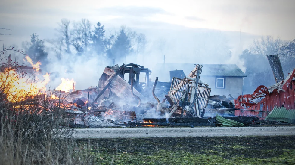 Räddningstjänsten har åter larmats till samma plats i Vall som gårdagens stora brand. 