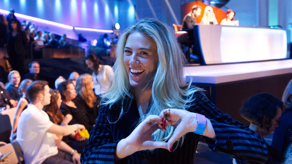 Philippa Parnevik hejar på Leo Tekiel, vilket hennes syster Peg (i bakgrunden) avslöjade i direktsänd tv.