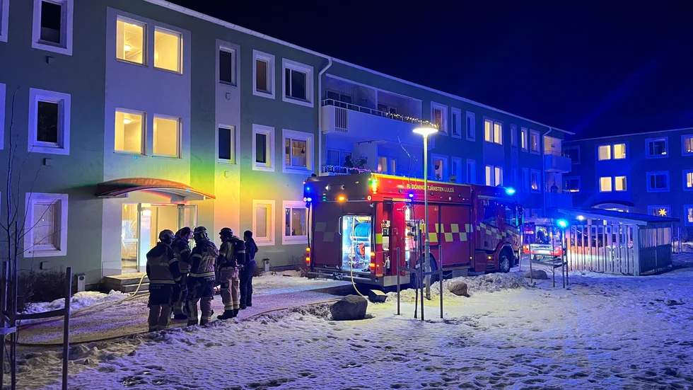 Räddningstjänsten på plats vid en brand på Tunastigen i Luleå.