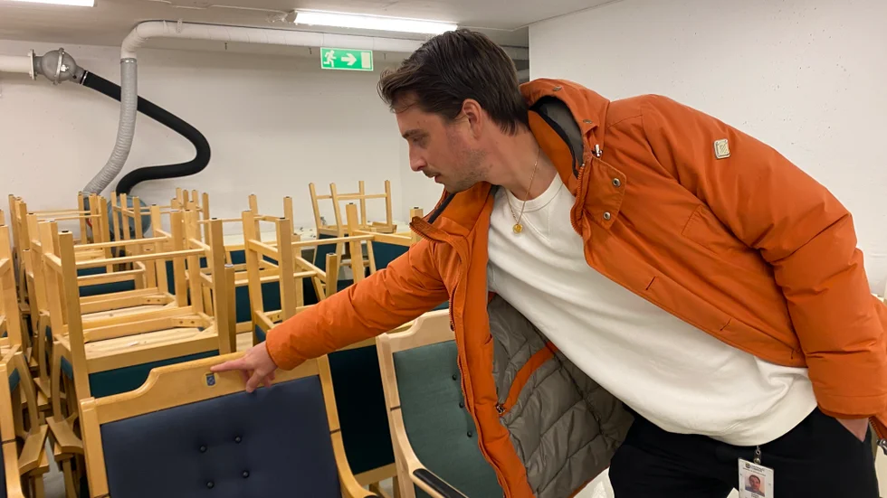 Ett 80-tal stolar från fullmäktigesalen i gamla kommunhuset finns bevarade i ett förråd. Dessa ska nu fräschas upp och få ny klädsel. "Och så måste vi byta kommunvapnet, det här är det gamla", säger Daniel Swärd.