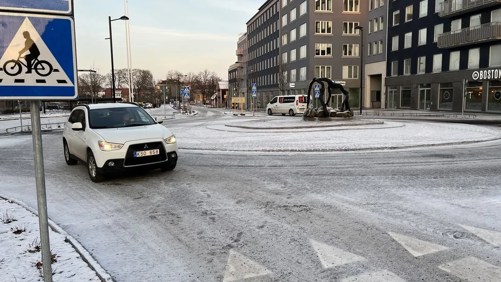 Bilar rullar återigen på Tullgatan.