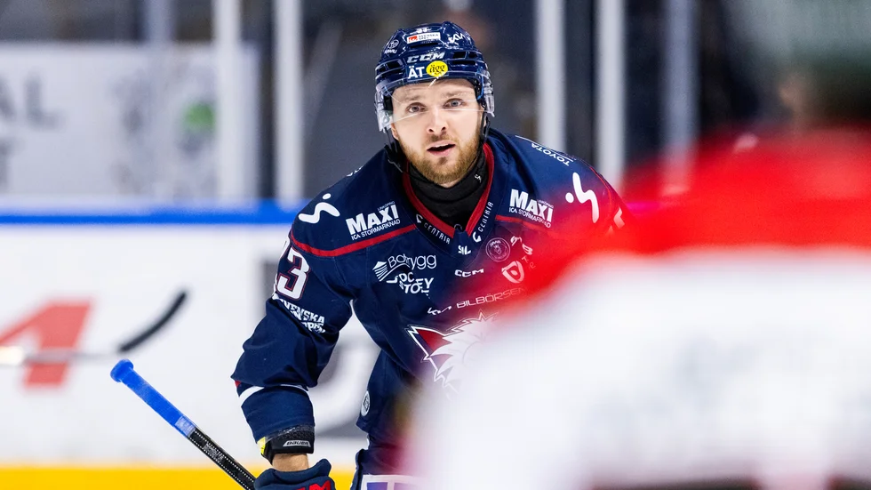 Linköpings Robin Kovacs jublar efter 1-0 under ishockeymatchen i SHL mellan Linköping och Frölunda den 7 december 2024 i Linköping. 