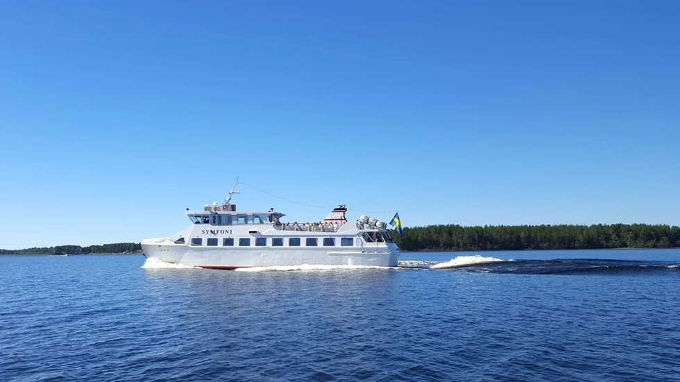 Symfoni är vanligtvis den båt som tar hand om skärgårdstrafiken i Luleå och så lär det bli även de kommande åren. Laponia Rederi ska sköta skärgårdstrafiken fram till 2028, därefter råder det viss osäkerhet. En konsultrapport beställd av kommunen föreslår att kommunen ska köpa in egna båtar.