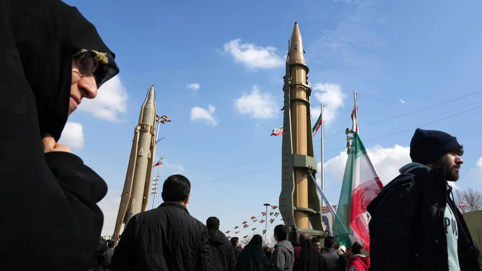 "Jag glömmer aldrig när mullorna tog makten i Iran 1979. 300 000 vänstermänniskor som hade supportat revolutionen, dessa människor avrättades omgående efter maktövertagandet av mullorna. Sen tog det bara 3 månader innan det blev lag för kvinnor att bära hijab. Det är detta som gjort att jag bara blir vansinnig när jag ser att S och andra verkar helt och hållet glömt vad som verkligen hände i Iran 1979", skriver insändarskribenten. (Arkivbild)