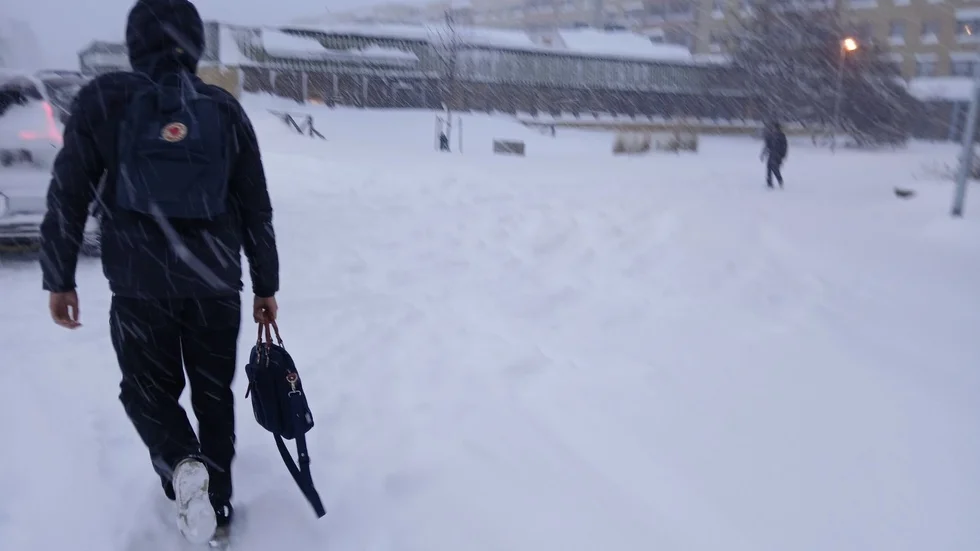 Många elever fick pulsa hem genom snön redan efter lunch på torsdagen. 