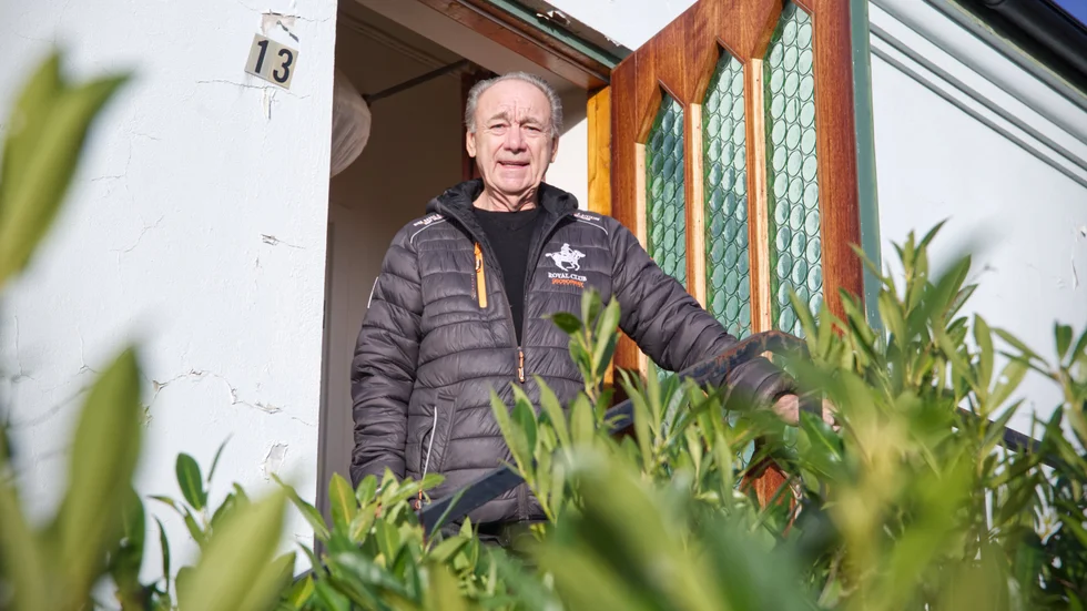 Ove Lindström vill sälja huset på Cederströmsvägen i Visby till exempelvis ett ungt par, men vill inte ta betalt förrän om två år.