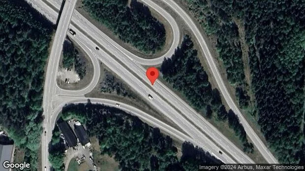 Personbil står still på E18 – stopp i ett körfält