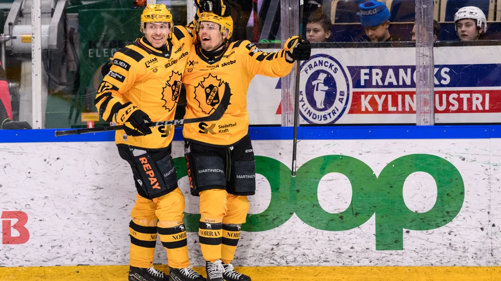 Pär Lindholm och Andreas Johnson jublar efter att "Mango" gjort 1–0 till AIK redan efter tre minuters spel.